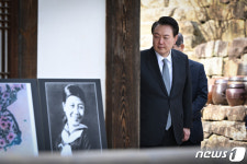 육영수 여사 생가 둘러보는 윤석열 대통령