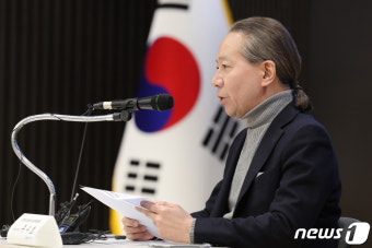 답변하는 주수호 의협 언론홍보위원장