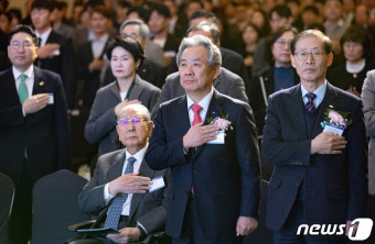 국민의례 하는 이기흥 회장
