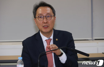 전공의와 대화 마친 뒤 브리핑하는 박민수 차관
