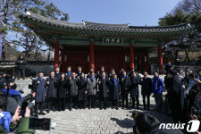 3.1절 의열문 앞에 선 이재명 대표