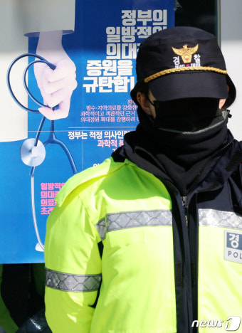 의협 비대위원장 사무실 압수수색 나선 경찰