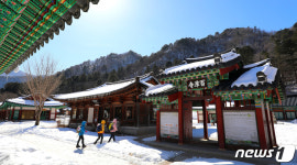 “백담사는 아직 한겨울”