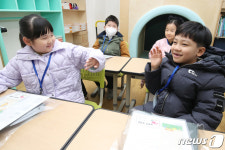[뉴스1 PICK]우리가 미래의 주인공 왕관 쓴 초등학교 입학식