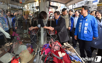 곽상언 후보와 함께 창신시장 찾은 이재명 대표