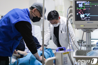 민간인 환자 진료하는 국군수도병원 군의관