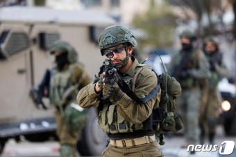 [포토] '무기 조준' 라말라 공습한 이스라엘군