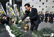 소방충혼탑에 헌화하는 오세훈 서울시장