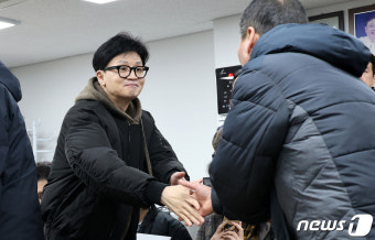 상인들과 인사하는 한동훈 비상대책위원장