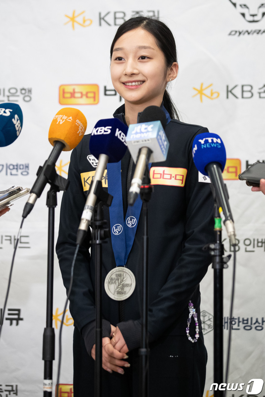 피겨 스케이팅 신인 신지아, 미국 데뷔전 동메달 획득 - 시니어 무대 주목 받아