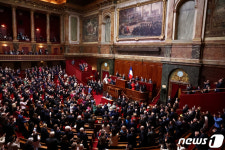 [포토] 프랑스, 낙태권 헌법 명시…기립박수하는 의원들