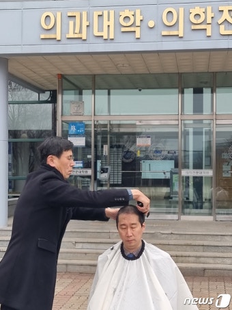 의대 앞에서 삭발하는 강원대 의대 교수