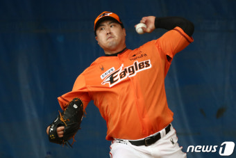 류현진 vs 문동주 청백전 '유튜브'로 본다…한화, 7일 자체 생중계