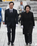 김해 봉하마을 찾은 김동연 경기도지사