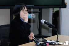 물 마시는 김유진 방심위원