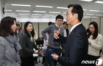 기자들과 대화하는 이태우 한미 방위비 신임 협상대표