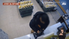 카드 거꾸로 꽂고 영수증 꺼내고…무인점포 도둑 키오스크앞 계산 열연 [영상]