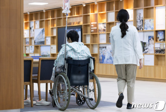 전공의 미복귀 속 의대 교수 '이상기류' 감지