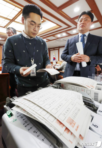 선관위 보안자문위원들, 투표지분류기 점검