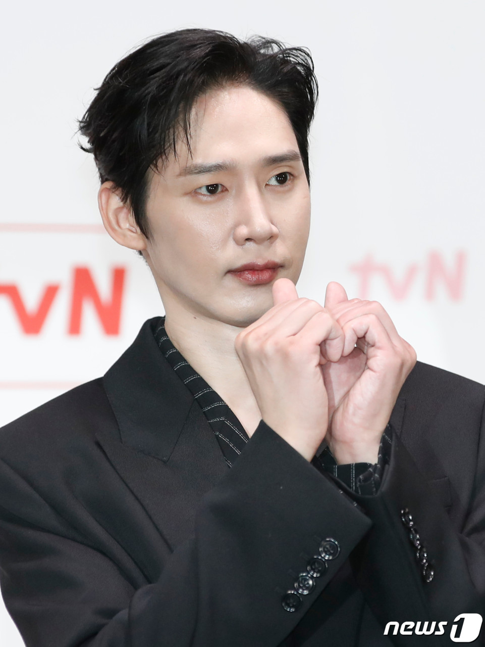 박성훈, 일본 AV 표지 SNS 게시 논란...이미지 회복 노력