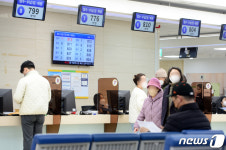 붐비는 대학병원 접수·수납 창구