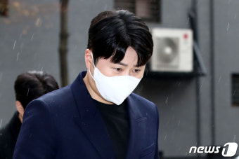 '음주운전·바꿔치기' 혐의 가수 이루 항소심 첫 공판 출석
