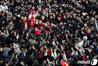 인파에 둘러싸인 한동훈 국민의힘 비대위원장