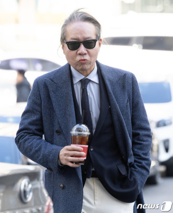 휴대전화 포렌식 참관 위해 출석하는 주수호 위원장