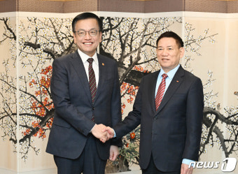 악수하는 최상목 부총리와 베트남 재무장관