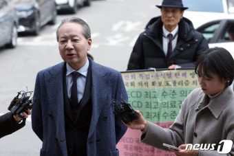 [뉴스1 PICK]'아아' 들고 선글라스 쓴 주수호 위원장, 경찰 출석…휴대전화 포렌식 참관