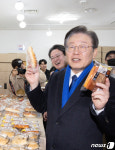 이재명 양손에 빵→조국·송영길 아닌 민주에 몰빵. 김영주 빵점 분분