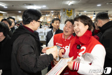 성남 금호행복시장서 누룽지 구매하는 한동훈·안철수·김은혜