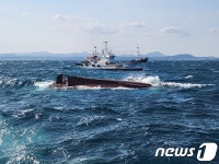 서귀포 해상서 소형 어선 전복…선원 2명 모두 구조