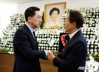 김현철 이사장 손 잡고 위로하는 김기현 의원