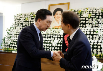 김현철 이사장 위로하는 김기현 국민의힘 의원
