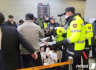 대진연, 국힘 당사 난입…'이토 히로부미 발언' 성일종 사퇴 요구