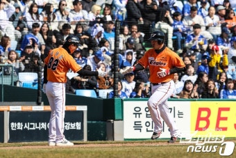 '페라자 역전 투런포' 한화, 삼성과 시범경기 개막전서 6-2 승리