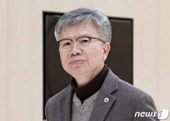 회의실 향하는 김택우 비대위원장