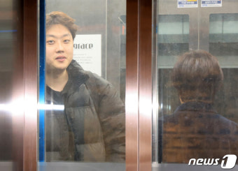 취재진 피해 이동하는 박단 비대위원장