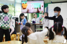 늘봄학교 일주일…기간제 채용 공고에 교실 돌아가며 이용