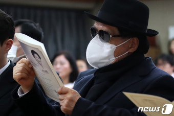 손명순 여사 발인 참석한 YS 장남 김은철 씨