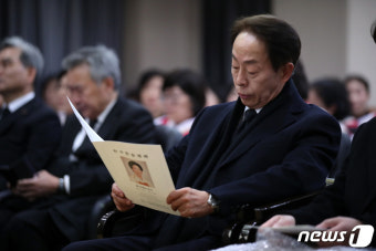 손명순 여사 발인예배 참석한 김현철 이사장