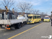 사천서 중학교 통학버스와 5톤 트럭 충돌…7명 경상(1보)