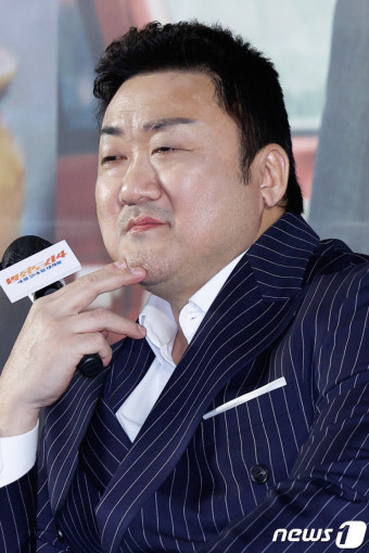 마동석 '마이크가 유독 작아보이네'
