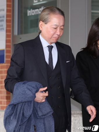 미소 보이며 나서는 주수호 의협 홍보위원장