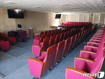 충북대 의대 텅빈 강의실 적막감만…사물함엔 가운 그대로