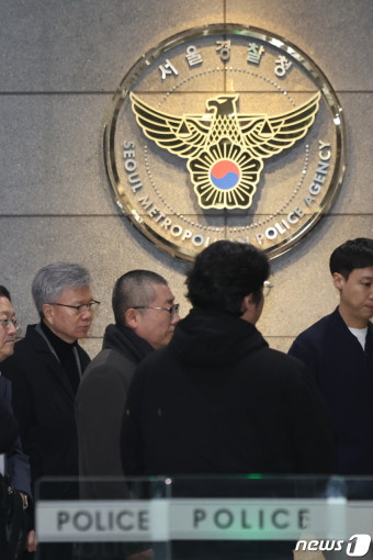 경찰 출석하는 김택우 의협 비대위원장과 박명하 조직강화위원장