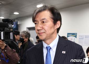 소통관 나서는 조국 대표
