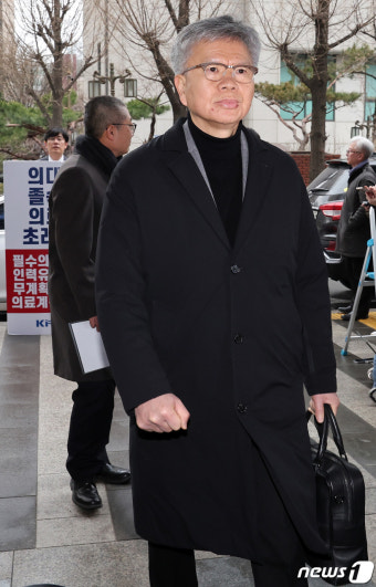 경찰 소환조사 출석하는 김택우 의협 비대위원장