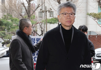 조사실 향하는 김택우 의협 비대위원장과 박명하 조직강화위원장